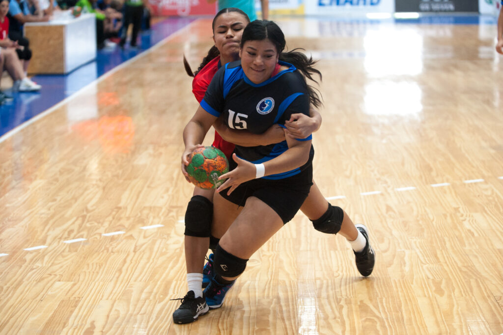 Guatemalan and Costa Rican players disputing a ball at the U-20 2023 World Cup in 2023