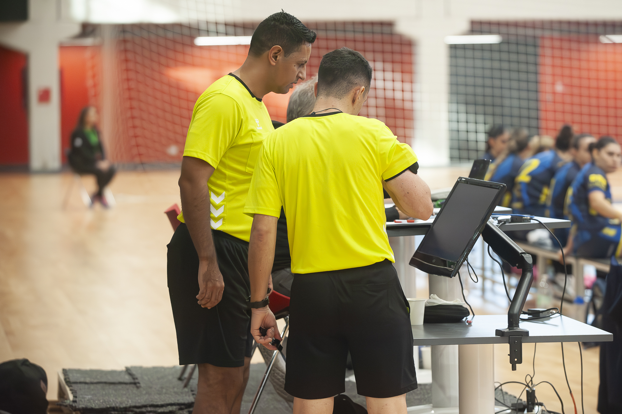 Árbitros de COSCABAL en el Handball SCA Clubes 2025 utilizando el sistema de Video REF de Dartfish